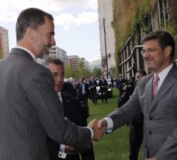 Don Felipe recibe el saludo del ministro de Justicia, Rafael Catalá