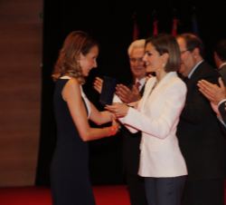 Doña Letizia entrega la Medalla de Oro a Sandra Ibarra, presidenta de la Fundación que lleva su nombre de Solidaridad Frente al Cáncer