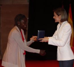Doña Letizia entrega la Medalla de Oro a Naomi Tegbeh de Cruz Roja Liberiana por la respuesta a la epidemia de ébola en África Occidental