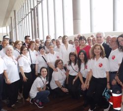 Fotografía de grupo de Su Majestad la Reina con un grupo de voluntarios  de Cruz Roja Española