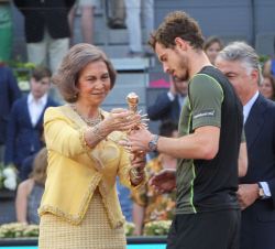 Su Majestad la Reina Doña Sofía entrega el trofeo de ganador a Andy Murray
