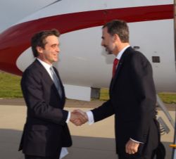 Su Majestad el Rey, a su llegada a la base aérea OTAN de Geilenkirchen, es recibido por el embajador de España en Alemania, Pablo García-Berdoy