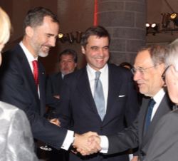 Don Felipe a su llegada al Aula Carolina del Ayuntamiento, saluda a Javier Solana, Premio Internacional Carlomagno 2007 
