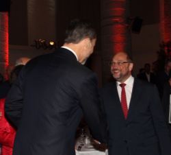 Saludo entre Don Felipe y el galardonado en esta edición del Premio Carlomagno, el Presidente del Parlamento Europeo, Martin Schulz