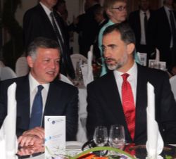 Su Majestad el Rey junto a Su Majestad el Rey Abdullah II de Jordania momentos antes de la cena