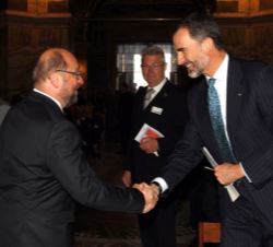 Su Majestad el Rey a su llegada a la Catedral de Aquisgrán, saluda al presidente del Parlamento Europeo, Martin Schulz