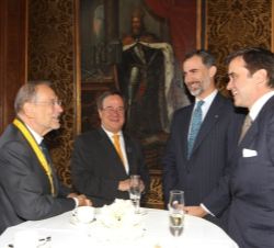 Don Felipe durante la recepción con antiguos premiados, miembros del patronato del Premio Carlomagno y autoridades asistentes
