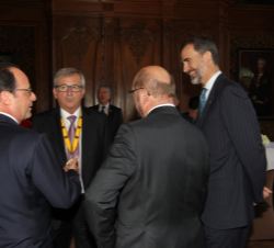 Don Felipe durante la recepción con antiguos premiados, miembros del patronato del Premio Carlomagno y autoridades asistentes 