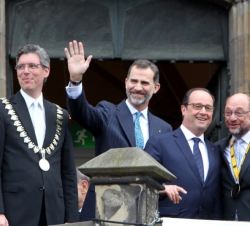 Su Majestad el Rey junto al galardonado, al presidente de la República Francesa y el alcalde de Aquisgrán