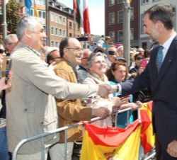 Don Felipe recibe el saludo de los españoles residentes en Aquisgrán