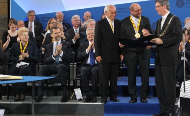 Su Majestad el Rey durante la entrega del Premio Internacional Carlomagno al Presidente del Parlamento Europeo, Martin Schulz 