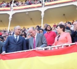 Don Juan Carlos acompañado por el subsecretario de Educación, Cultura y Deporte y presidente de la Comisión Nacional de Asuntos Taurinos, Fernando Ben