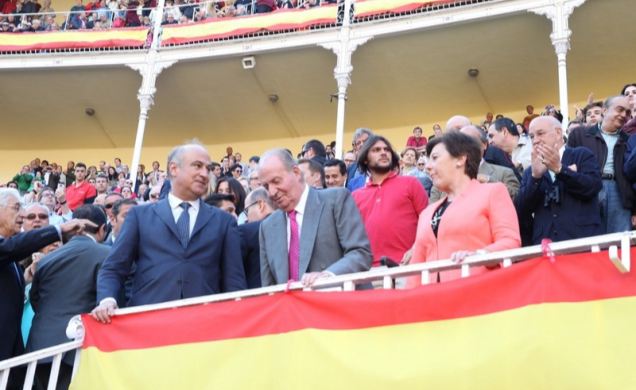 Don Juan Carlos acompañado por el subsecretario de Educación, Cultura y Deporte y presidente de la Comisión Nacional de Asuntos Taurinos, Fernando Ben