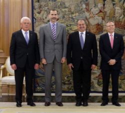 Don Felipe, con el presidente y consejero delegado de Dow Chemical Company, el vicepresidente ejecutivo y presidente de Dow Europa, Oriente Medio, Áfr