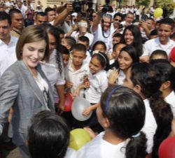 Su Majestad la Reina saluda a unos niños durante su visita al municipio de Suchitoto