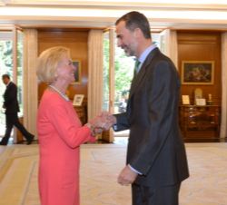 Don Felipe recibe el saludo de la presidenta de la Fundación Bertelsmann, Liz Mohn.