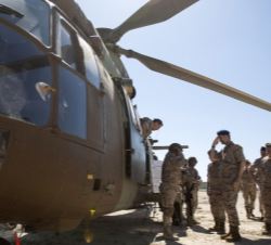 Don Felipe a su llegada a la Célula de Evacuación Aérea en un helicoptero Cougar del Ejército de Tierra