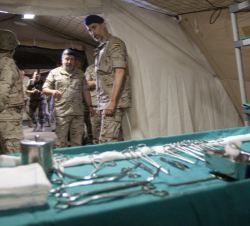 El Rey visita el Equipo Quirúrgico de Intervención Répida durante el Ejercicio "White Snake"