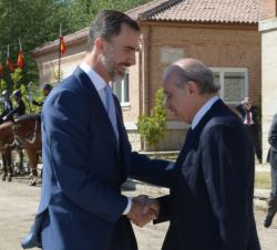 Su Majestad el Rey recibe el saludo del ministro del Interior, Jorge Fernández Díaz