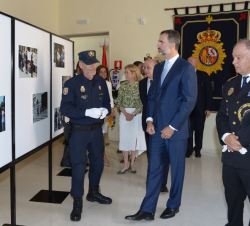 Don Felipe visitó una exposición conmemorativa del vigésimo quinto aniversario de la Unidad de Intervención Policial
