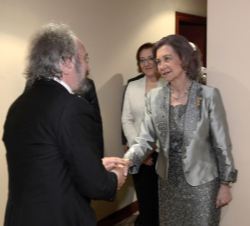 Doña Sofía saluda al director de la Orquesta, Carlos Kalmar