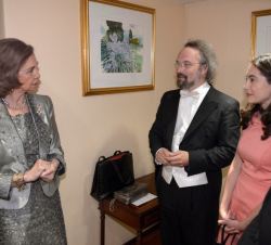Doña Sofía conversa con los directores de la Orquesta y del Coro, así como con la gerente de la Orquesta RTVE