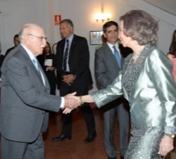 Su Majestad la Reina recibe el saludo del exdirector general de RTVE, Jesús Aparicio