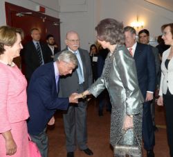 Doña Sofía saluda al exdirector general de RTVE, Rafael Anson