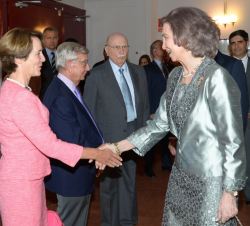 Su Majestad la Reina recibe el saludo de la exdirectora de RTVE, Mónica Ridruejo