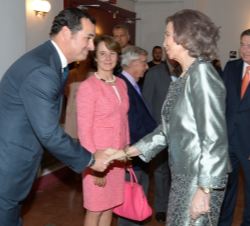 Su Majestad la Reina saluda al expresidente de la Corporación RTVE, Pablo Echenique