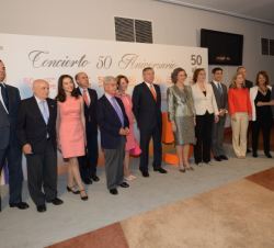 Su Majestad la Reina junto a los actuales y anteriores directores de RTVE
