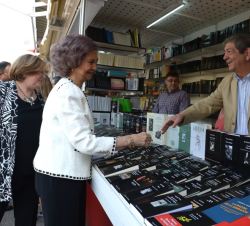 Su Majestad la Reina Doña Sofía recorre la Feria del Libro de Madrid