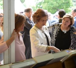 Su Majestad la Reina Doña Sofía observa unos libros durante la inauguración de la Feria del Libro de Madrid