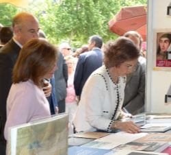 Su Majestad la Reina Doña Sofía hojea un libro durante la inauguración de la Feria del Libro de Madrid