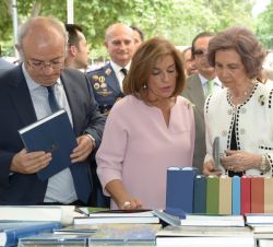 Su Majestad la Reina Doña Sofía con la alcaldesa en funciones de Madrid, Ana Botella, en la Feria del Libro de Madrid