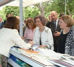 Su Majestad la Reina Doña Sofía recorre la Feria del Libro de Madrid