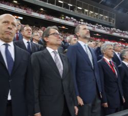 Su Majestad el Rey acompañado por las autoridades presentes en el partido durante la interpretación del Himno de España