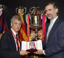 El presidente de la Real Federación Española de Fútbol, Ángel María Villar, entrega una réplica de la copa a Su Majestad el Rey