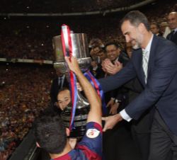 Su Majestad el Rey entrega la copa de campeón a los capitanes del FC Barcelona, Xavi Hernández y Andrés Iniesta