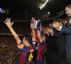 Xavi Hernández y Andrés Iniesta, levantan la copa tras entregársela Su Majestad el Rey
