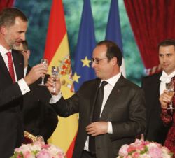 Don Felipe y Doña Letizia brindan con el Presidente de la República Francesa durante la Cena de Gala ofrecida en honor de Sus Majestades los Reyes 