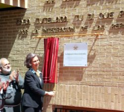 Doña sofía descubre la placa conmemorativa de la inauguración