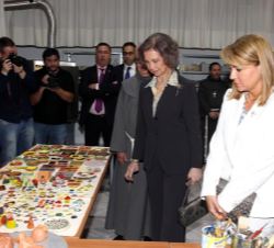 Su Majestad la Reina Doña Sofía visita el taller de cerámica