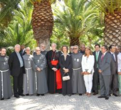 Doña Sofía con las autoridades asistentes, los Hermanos Franciscanos de Cruz Blanca y los jóvenes residentes en la casa tutelada