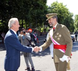 Su Majestad el Rey es recibido a su llegada a la Plaza de la Lealtad por el ministro de Defensa, Pedro Morenés