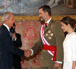 Su Majestad el Rey saluda al ministro de Defensa, Pedro Morenés, en la recepción en el Palacio Real de Madrid