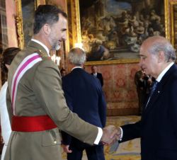 Su Majestad el Rey saluda al ministro del Interior, Jorge Fernández Díaz, en la recepción en el Palacio Real de Madrid