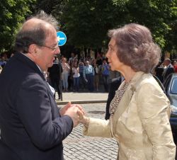 Su Majestad la Reina Doña Sofía a su llagada a la Fundación General de la Universidad de Salamanca, es recibida por el presidente en funciones de la J