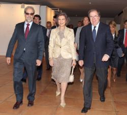Doña Sofía a su llegada a la Fundación General de la Universidad de Salamanca, acompañada por el presidente en funciones de la Junta de Castilla y Leó