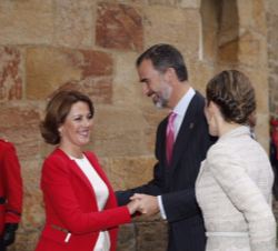 La presidenta en funciones de la Comunidad Foral de Navarra recibe a los Reyes a su llegada.